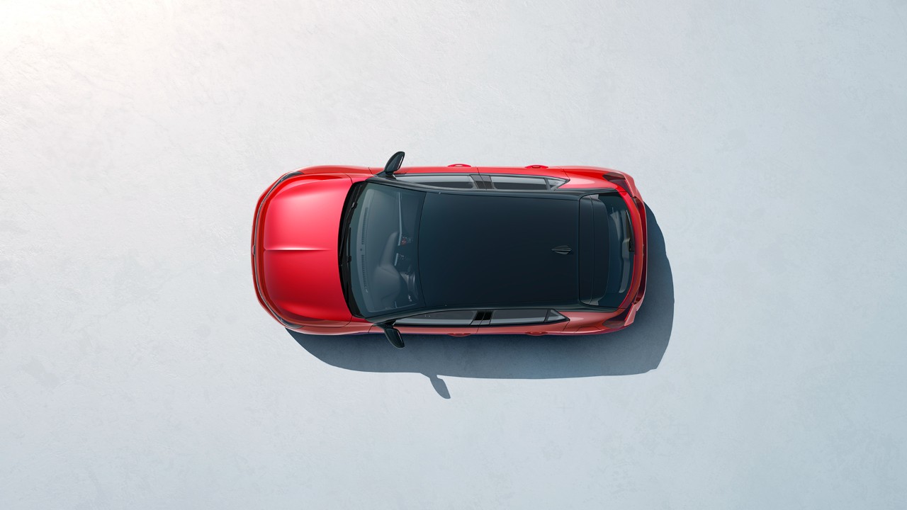 Vista aérea do novo Opel Corsa em vermelho com tejadilho preto