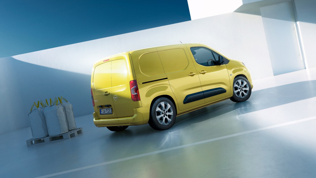 Vista lateral traseira do novo Opel Combo Electric Cargo amarelo