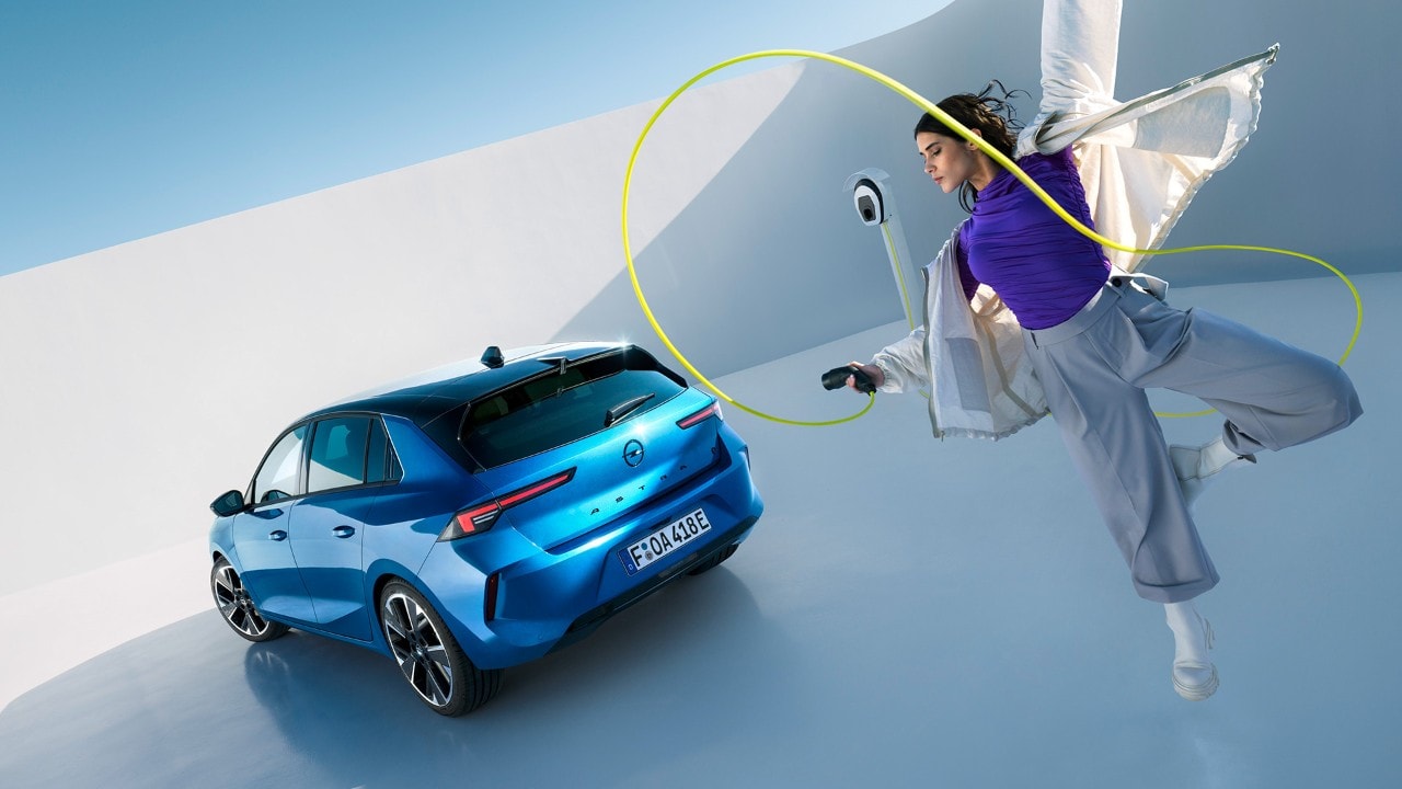 Vista traseira de um Opel Astra Electric azul