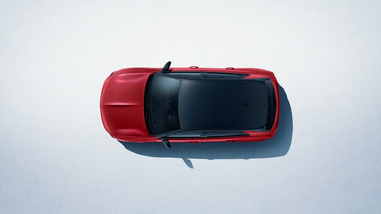 Vista superior de um Opel Astra vermelho com tejadilho preto