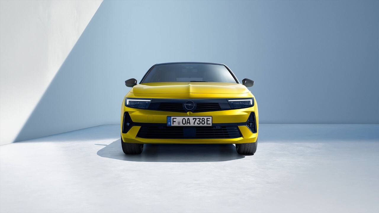 Vista frontal de um Opel Astra Hatchback amarelo
