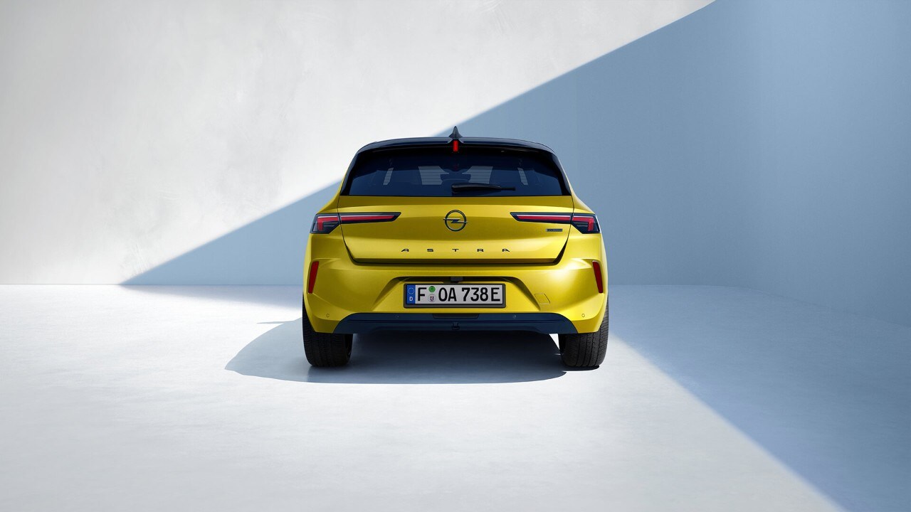 Vista traseira de um Opel Astra Hatchback amarelo