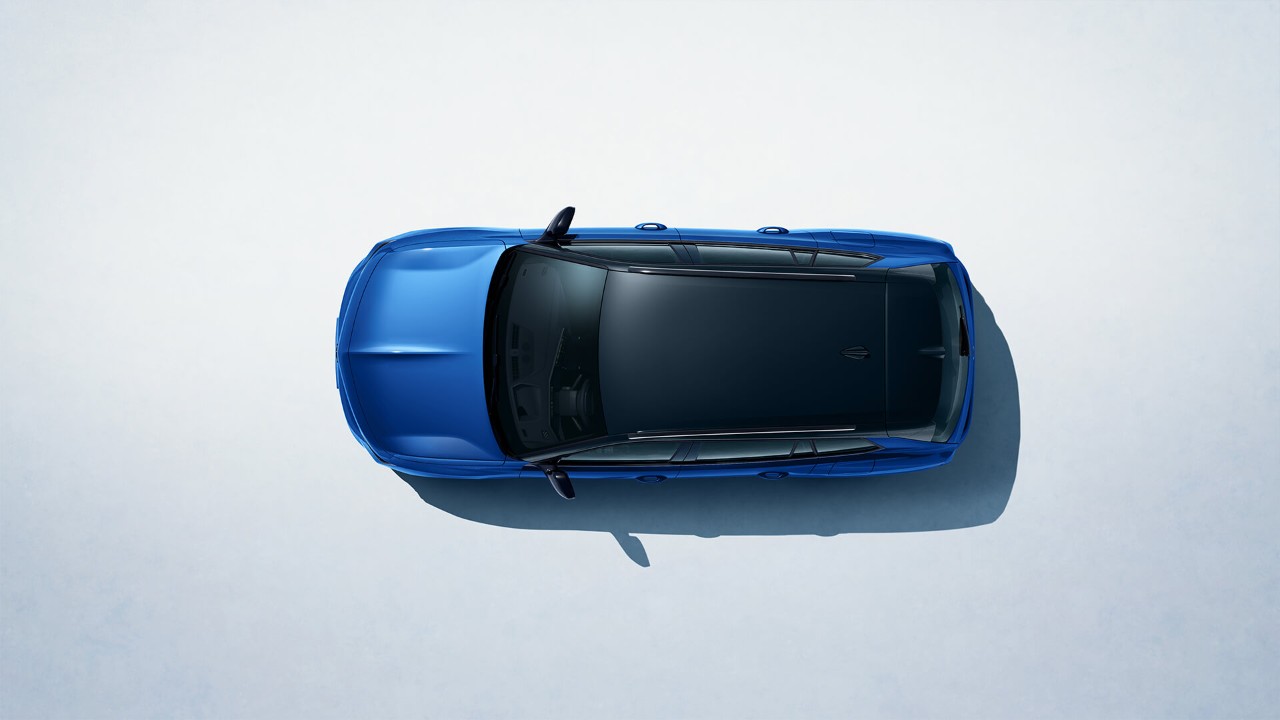 Vista superior de um Opel Astra Sports Tourer azul com tejadilho preto