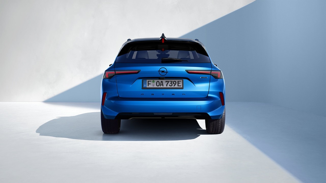Vista traseira de um Opel Astra Sports Tourer azul