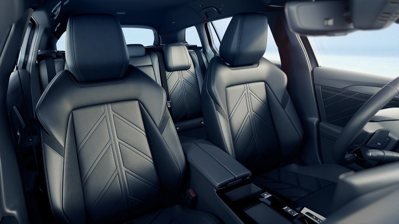 Vista frontal dos bancos de um Opel Astra Sports Tourer