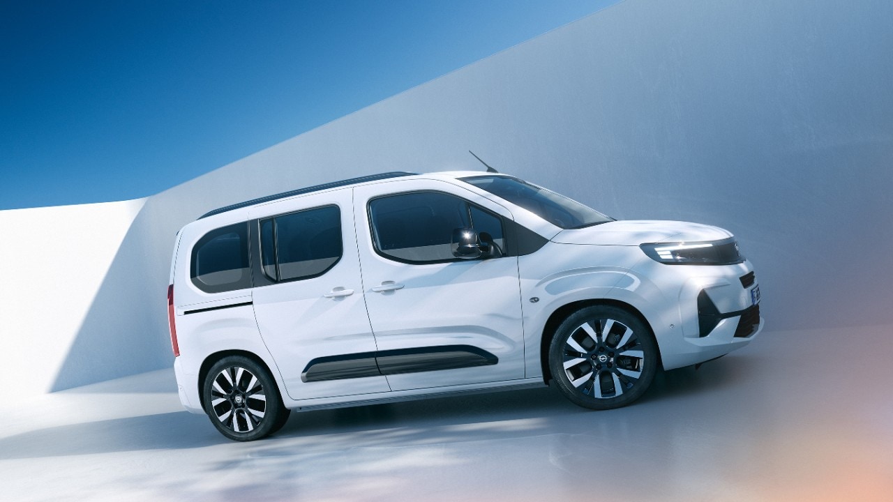Vista lateral de um Opel Combo Electric branco
