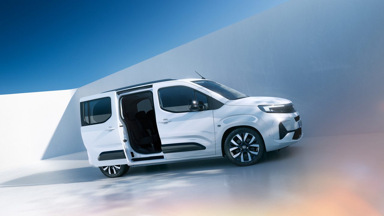 Vista lateral de um Opel Combo Electric branco com porta de correr