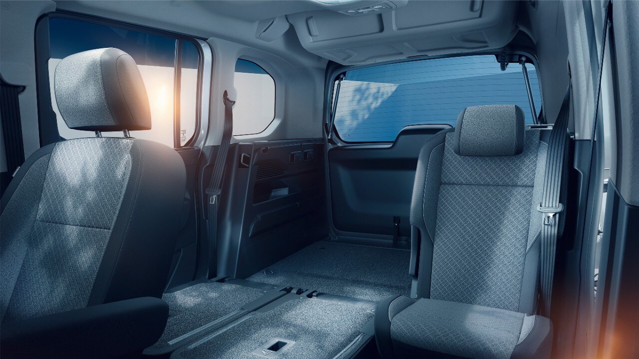 Vista interior do Opel Combo Electric com bancos rebatíveis