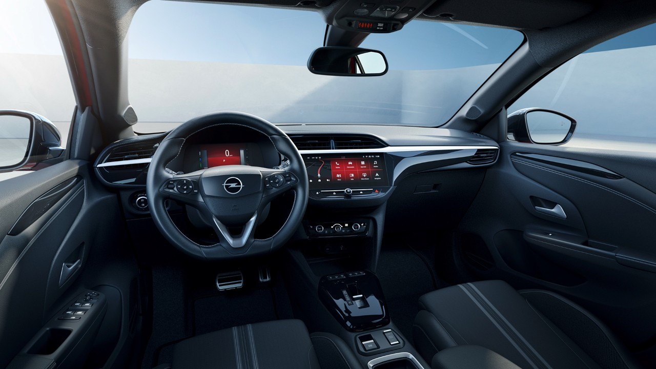Vista interior a preto do banco do condutor do novo Opel Corsa