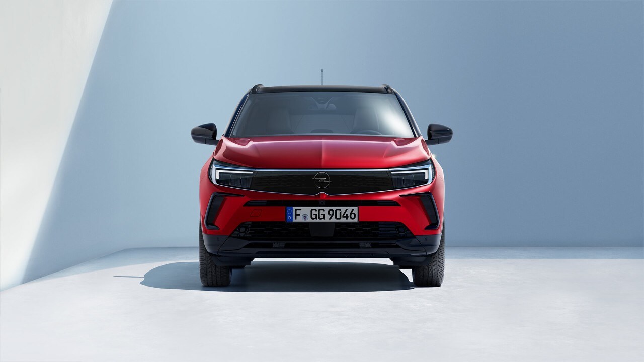 Vista frontal em grande plano do exterior do Opel Grandland vermelho 