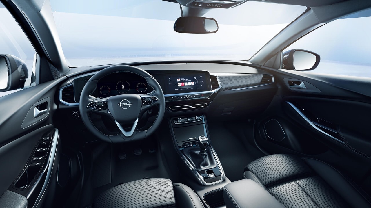 Detalhe do painel de instrumentos interior preto do Opel Grandland
