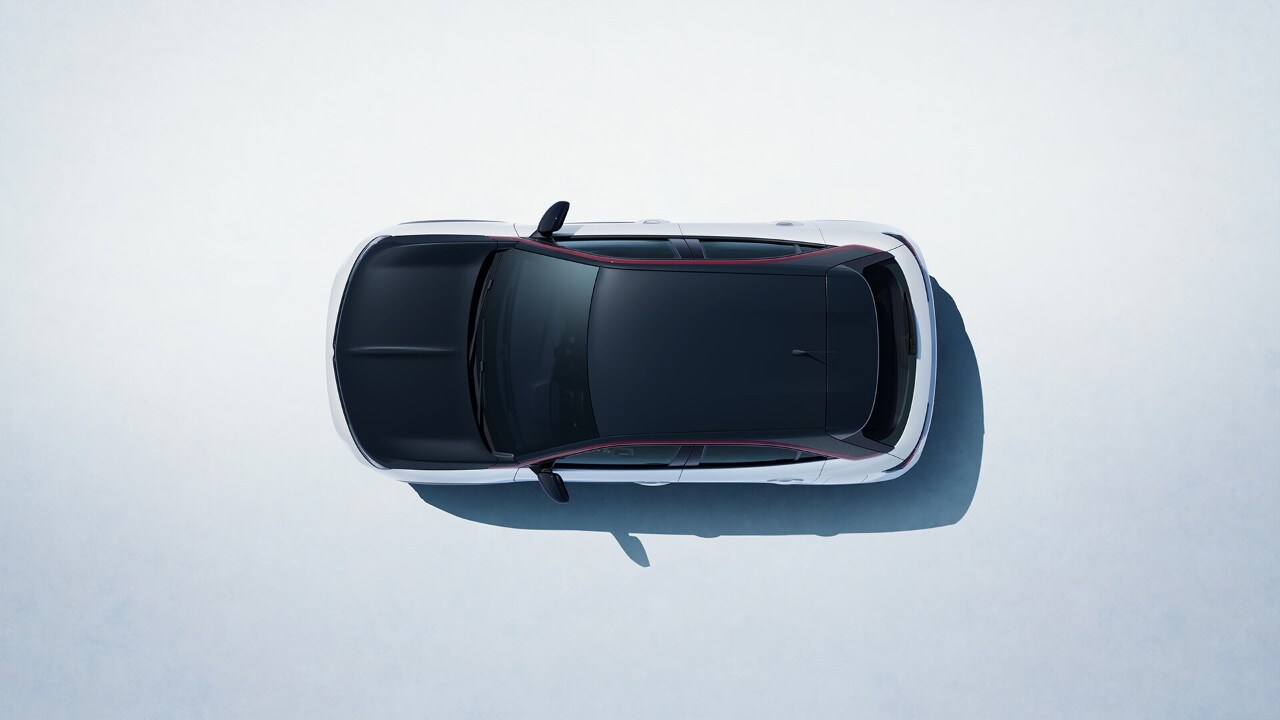 Vista de topo de um Opel Mokka Branco com tejadilho preto