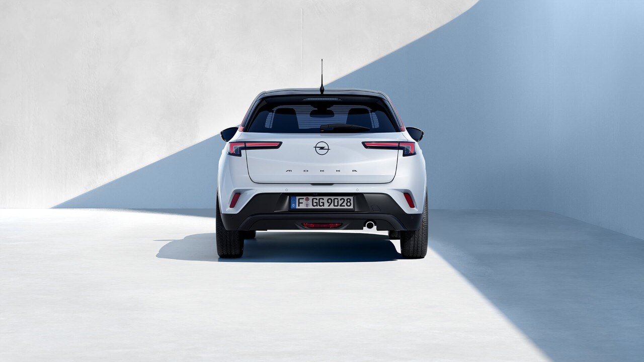 Vista traseira de um Opel Mokka Branco com tejadilho preto