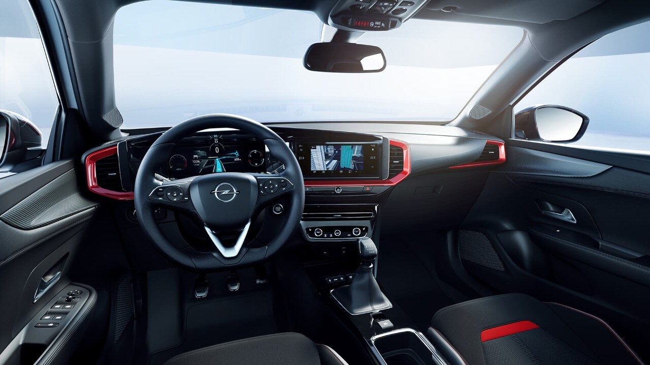 Vista interior do painel de instrumentos e do painel de bordo do Opel Mokka
