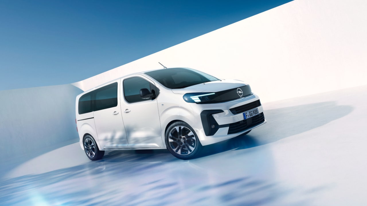 Homem e rapaz com um Opel Zafira branco em segundo plano.