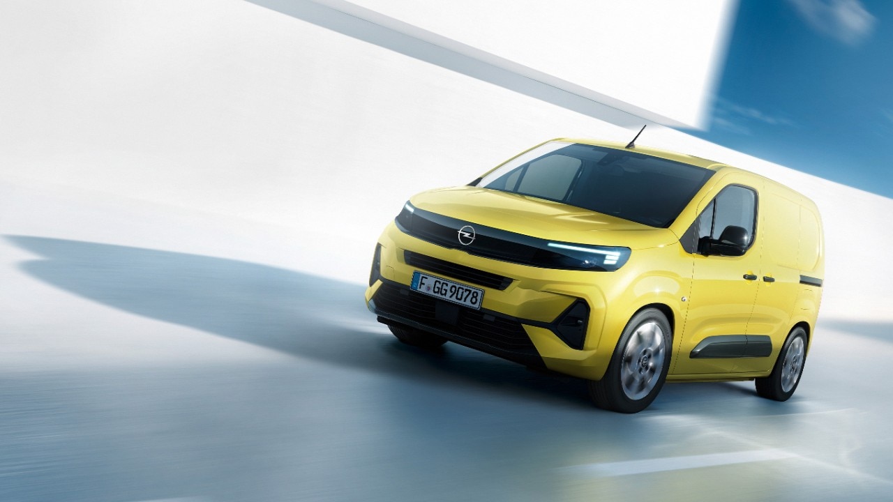 Vista lateral dianteira do novo Opel Combo Cargo amarelo em movimento