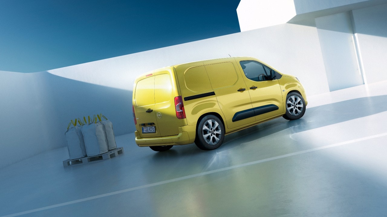 Vista lateral traseira do novo Opel Combo Cargo amarelo