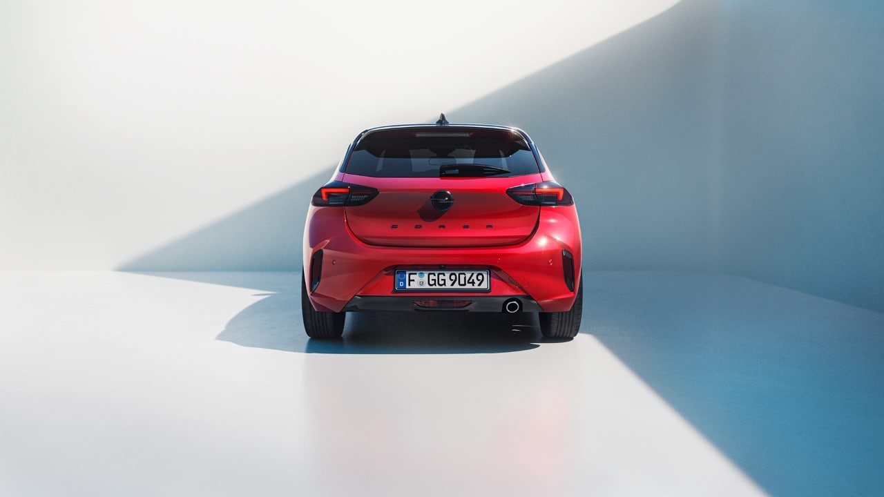 Vista traseira do novo Opel Corsa em vermelho com tejadilho preto